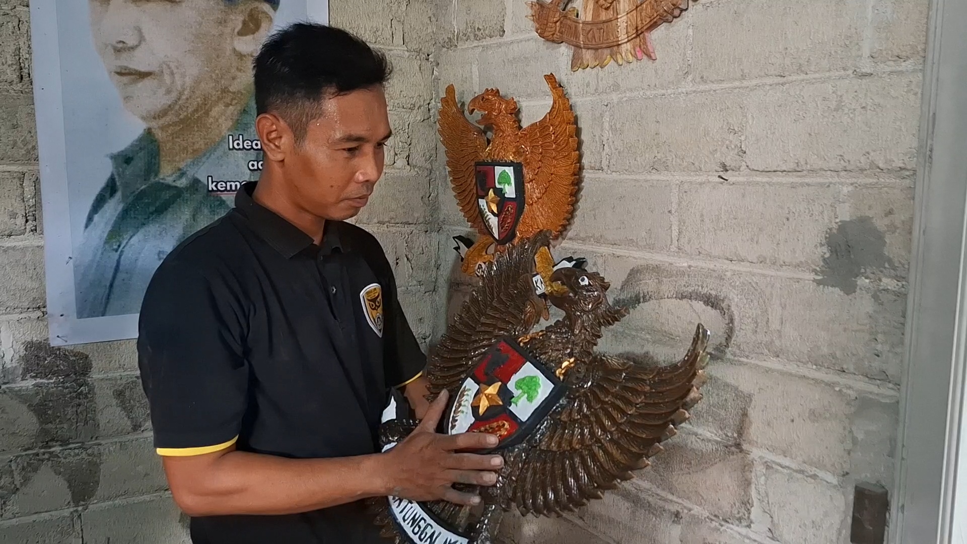 PEMUDA KREATIF: Ahmad Redam Sunalis ketika menyelesaikan kerajinan berbahan abu pembakaran sampah di rumahnya, (6/1).
