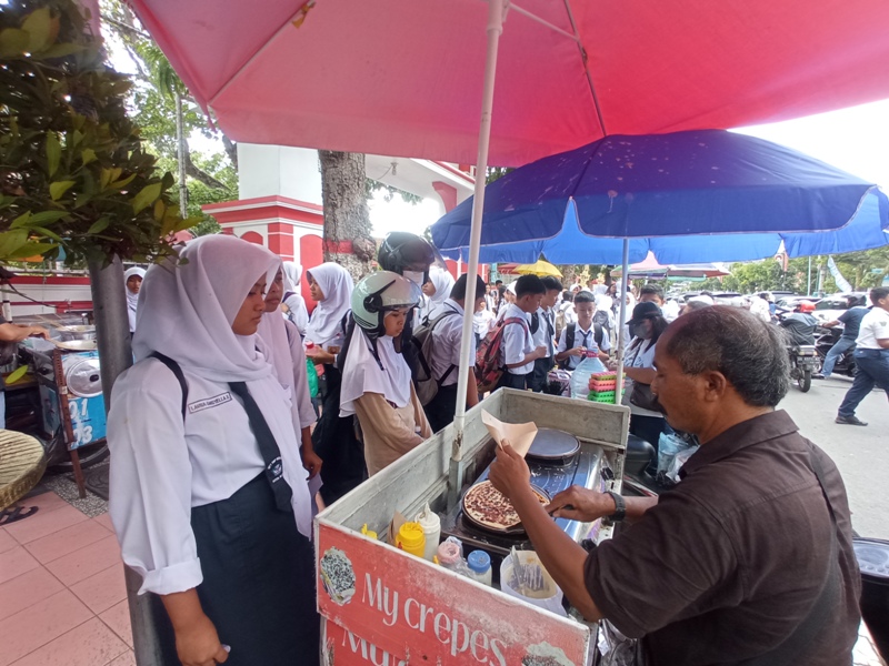 TUNGGU KEJELASAN: Pelajar SMP negeri maupun swasta di Kota Blitar menjadi sasaran MBG.