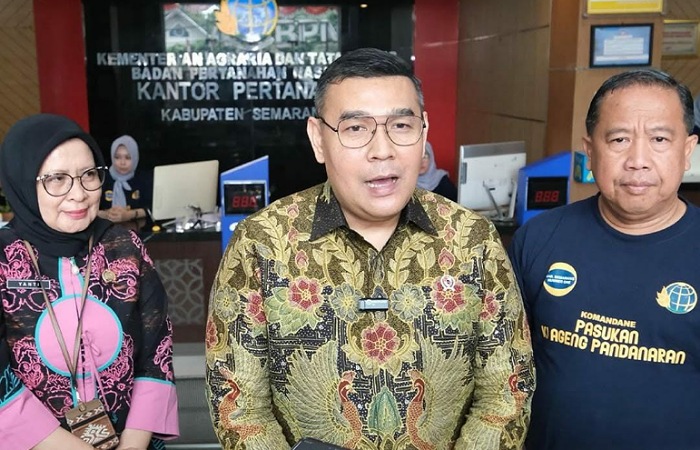 Pantau: Ossy Dermawan saat berkunjung ke Kantor Pertanahan (Kantah) Kabupaten Semarang pada Jumat (03/01/2025).