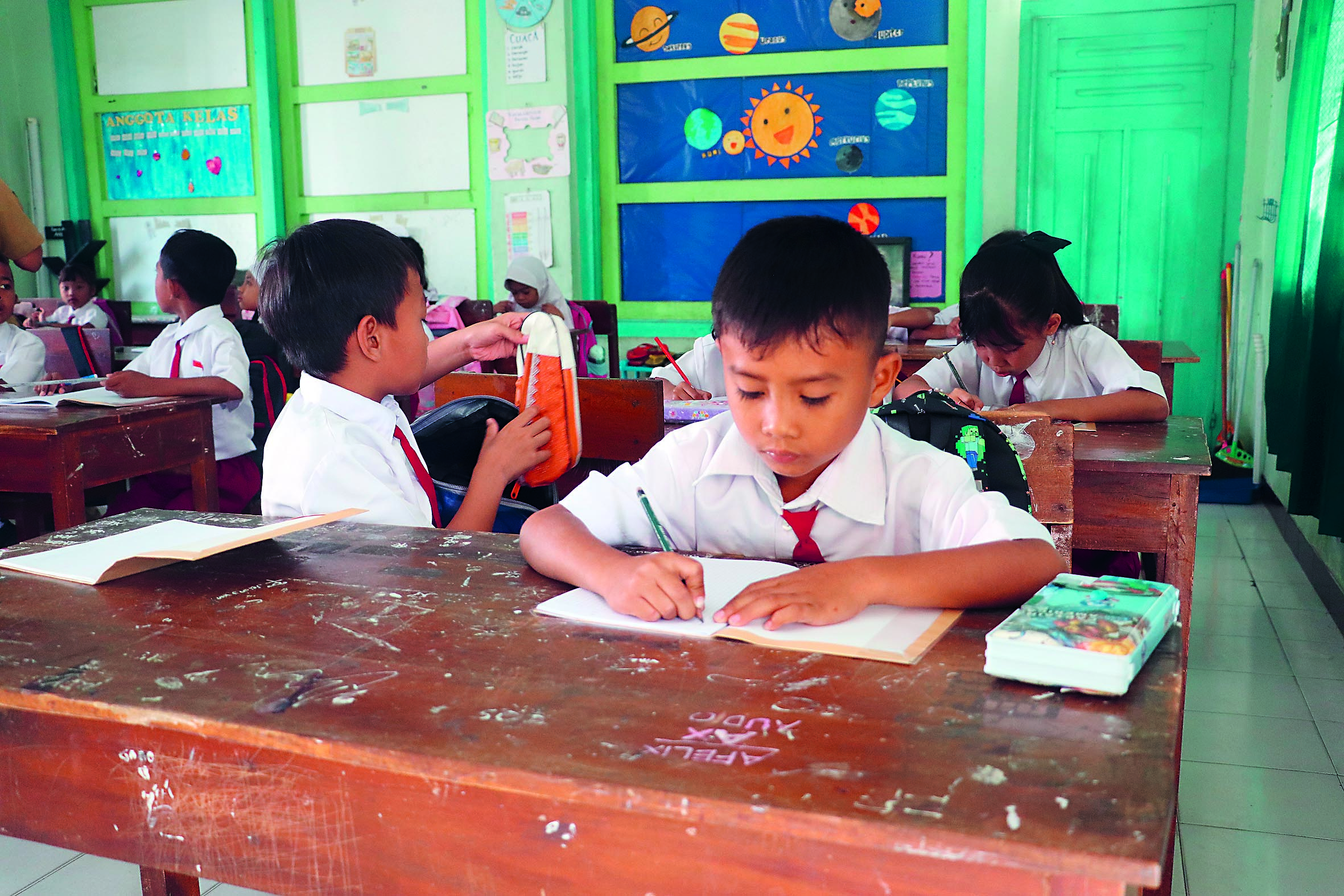 MENUNGGU: Siswa SDN 3 Wonorejo, Kecamatan Talun mengikuti kegiatan belajar di sekolah