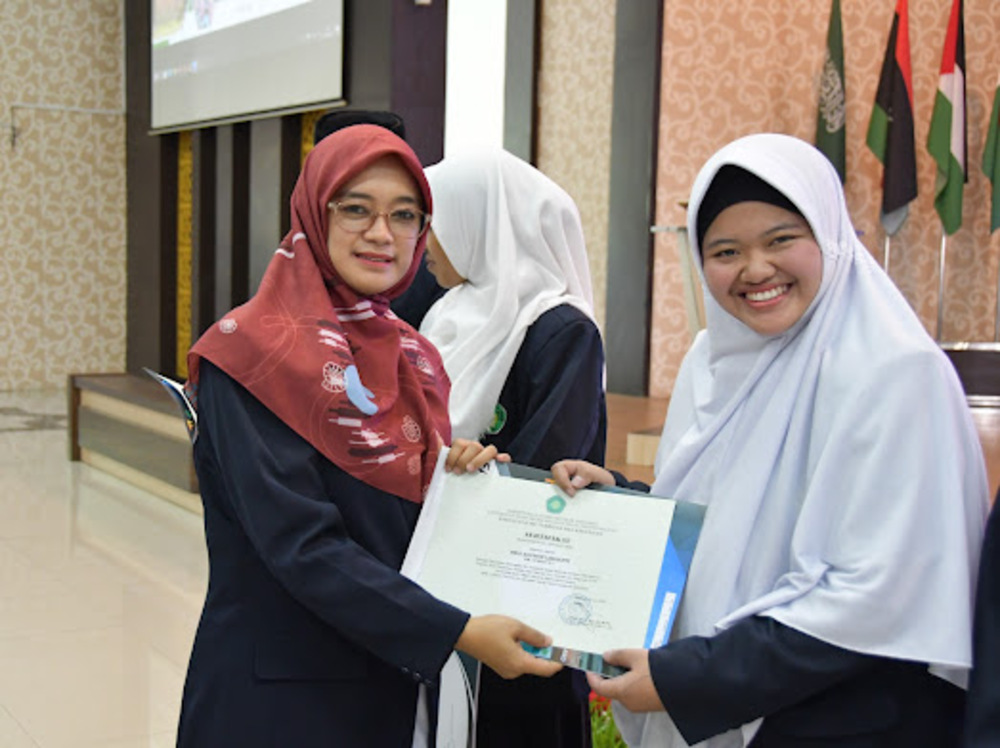 BANGGA: Risma usai menerima penghargaan mahasiswa berprestasi non-akademik di tahun 2023