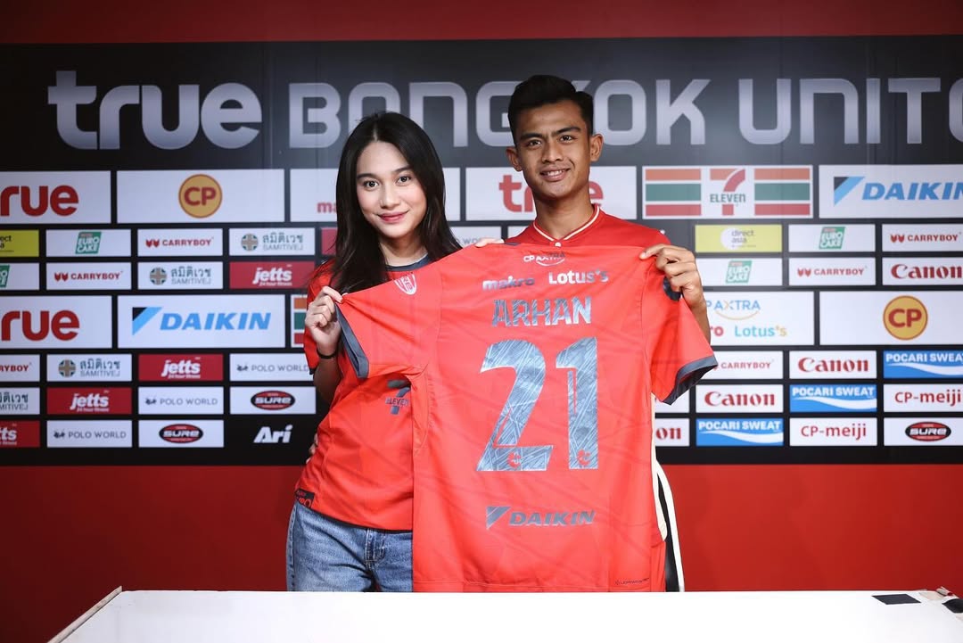 momen Arhan menandatangani kontrak kerja bersama Bangkok United, dengan dukungan dari sang istri, Azizah Salsa