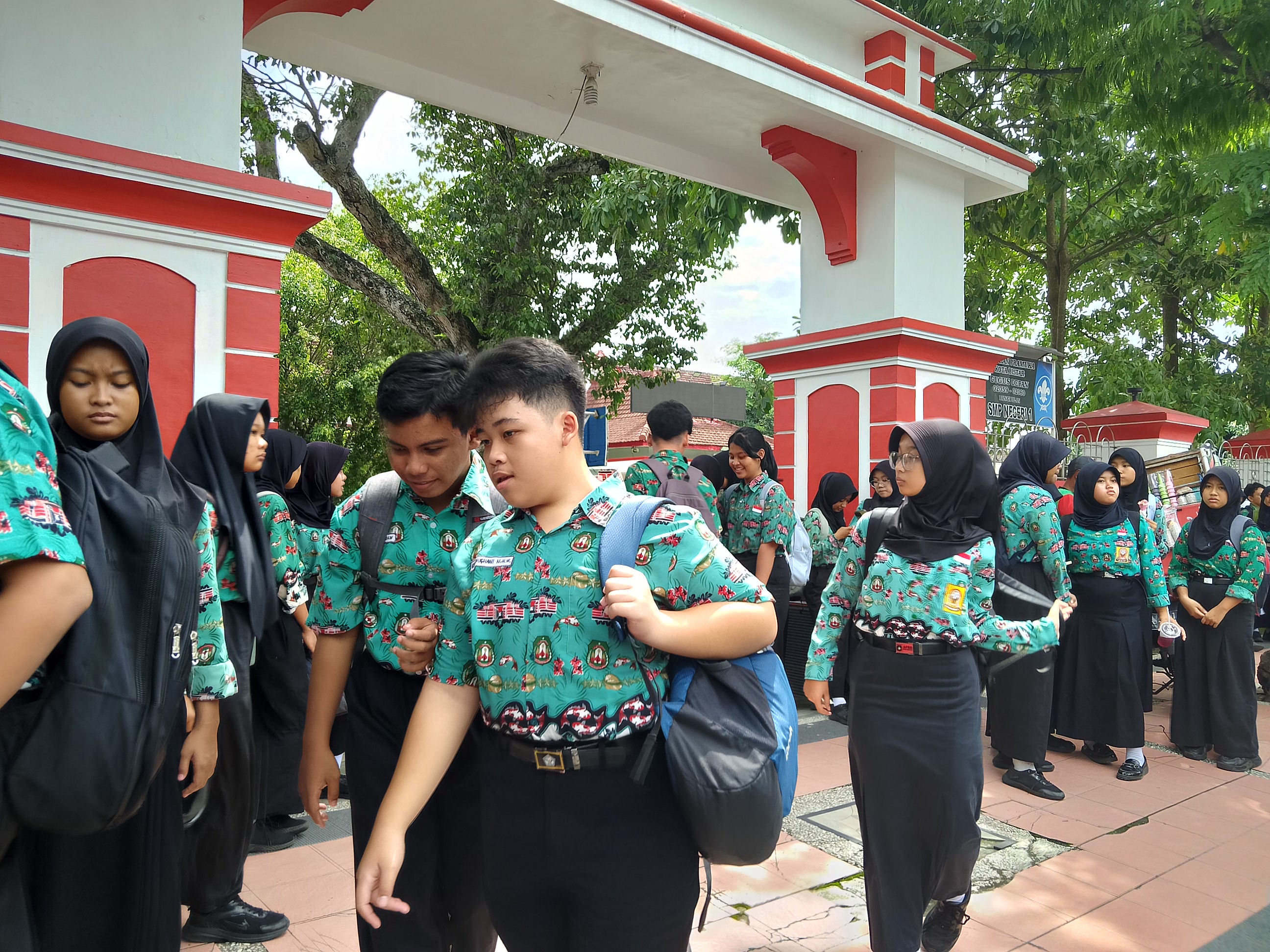 TUNGGU REALISASI: Siswa SMP menjadi sasaran pemberian MBG. Di Kota Blitar program MBG belum dilaksakan.