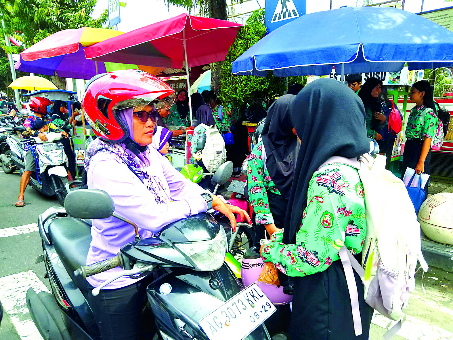 SAMBUT POSITIF: Masyarakat khususnya para ortu setuju dengan program MBG dengan catatan dijalankan secara transparan.