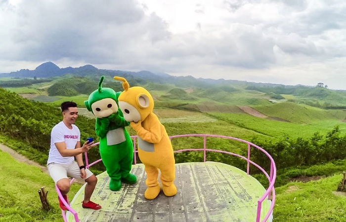 Foto Wisatawan dan Teletubbies di Bukit Teletubbies, Blitar