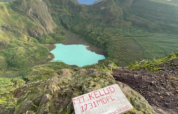 Panorama kawah Gunung Kelud