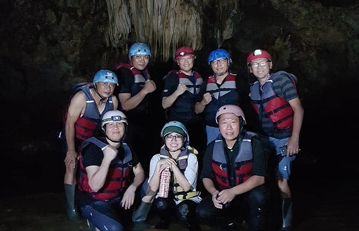 Foto wisatawan di dalam Goa Umbul Tuk