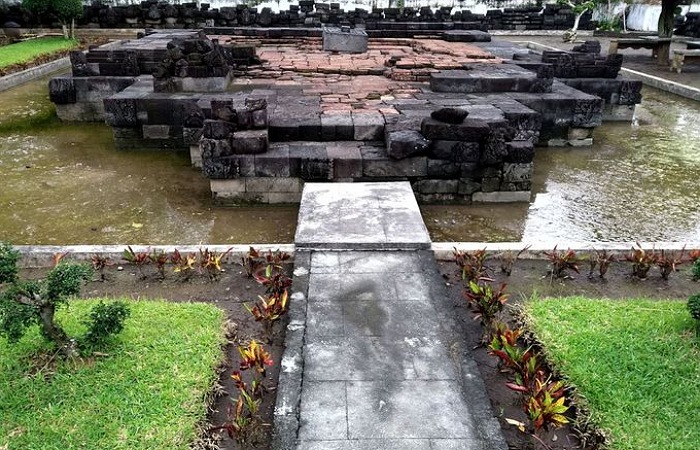 Pintu masuk ke bagian utama Candi Simping yang tersisa bagian kakinya (pondasi).