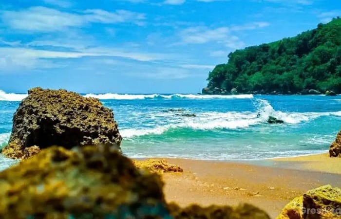 Gambar 5 : Pemandangan Pantai Bukit Indah Blitar. (foto: ist/ gresiksatu.com)