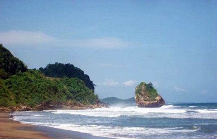 Gambar 2 : Pantai Pasur (Foto/Website/https://travellersblitar.com/pantai-pasur-blitar/)