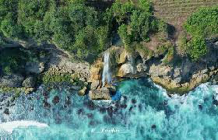 Gambar 4: Pesona Pantai Umbul Waru, Blitar