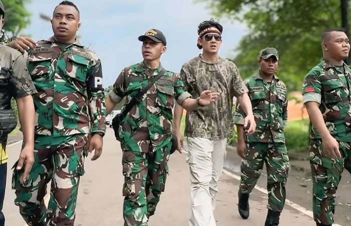 Denny Sumargo menyalurkan bantuan NTT