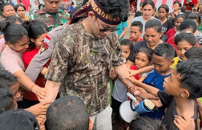 Warga NTT yang mendapat bantuan dari Denny Sumargo