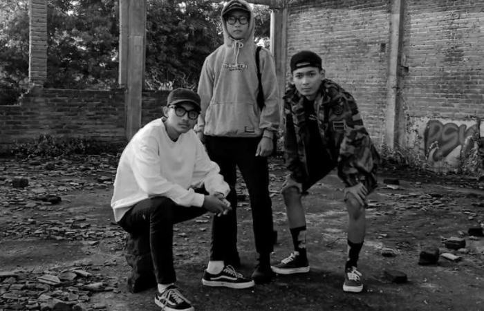 KREATIF: Band pop punk asal Blitar, Here to Stay, yang terus melahirkan karya kreatif.