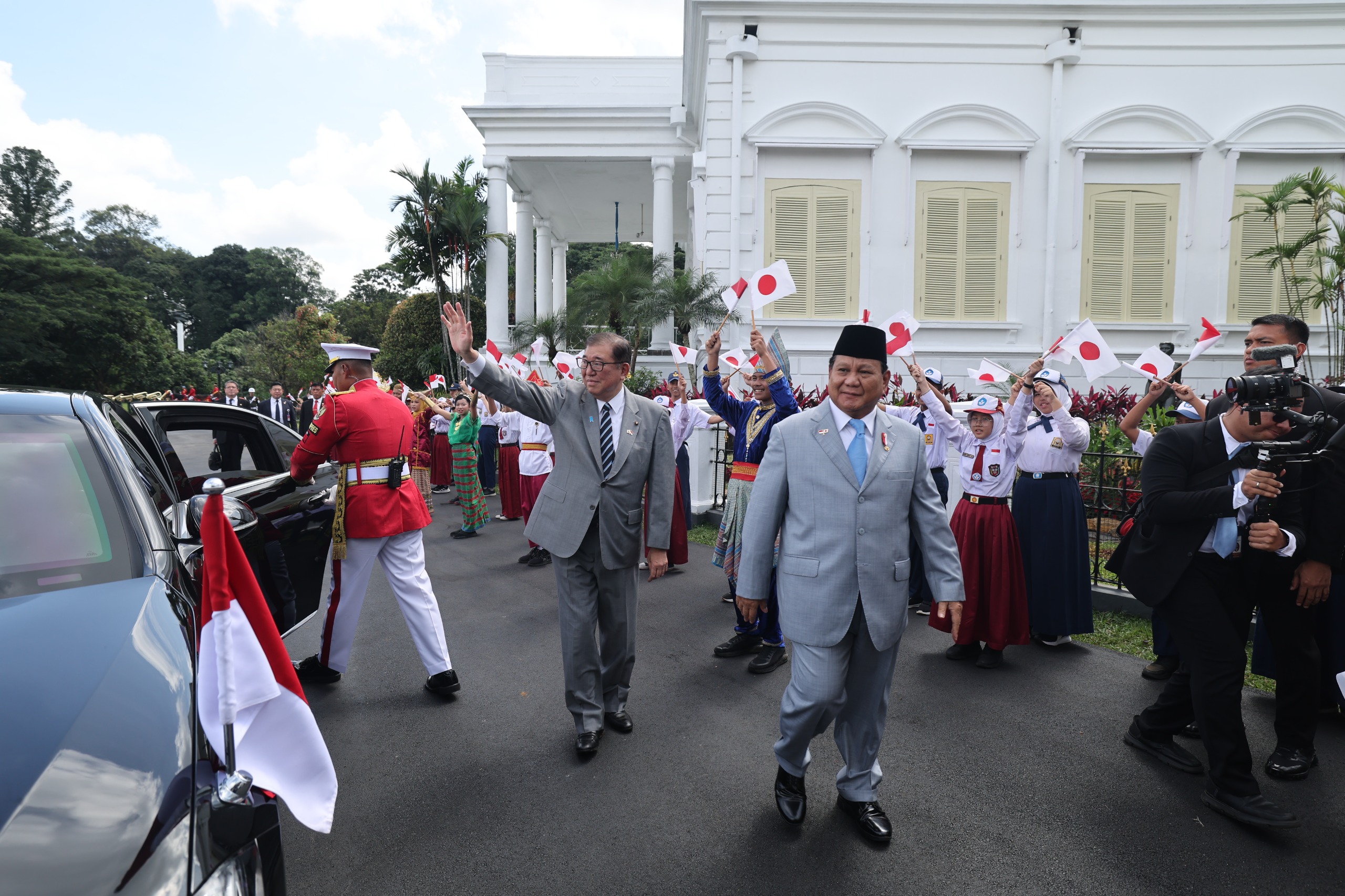 Presiden RI Prabowo Subianto menyambut kedatangan PM Jepang di Istana Negara, Sabtu (11/1/2025).