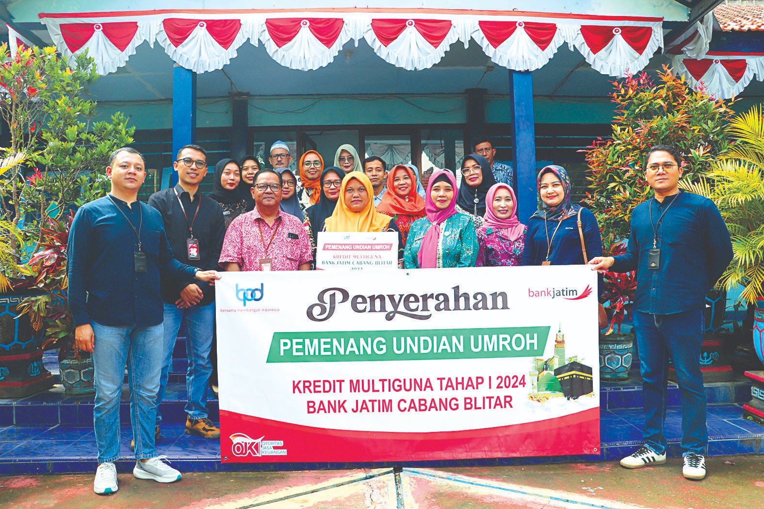 TERIMA KASIH: Kepala Cabang Bank Jatim Blitar M. Anto Fachrudin (batik merah muda) bersama pemenang undian umrah program Kredit Multiguna, Luluk Nihayatul Choiriyah, Guru SMPN 1 Wonotirto.