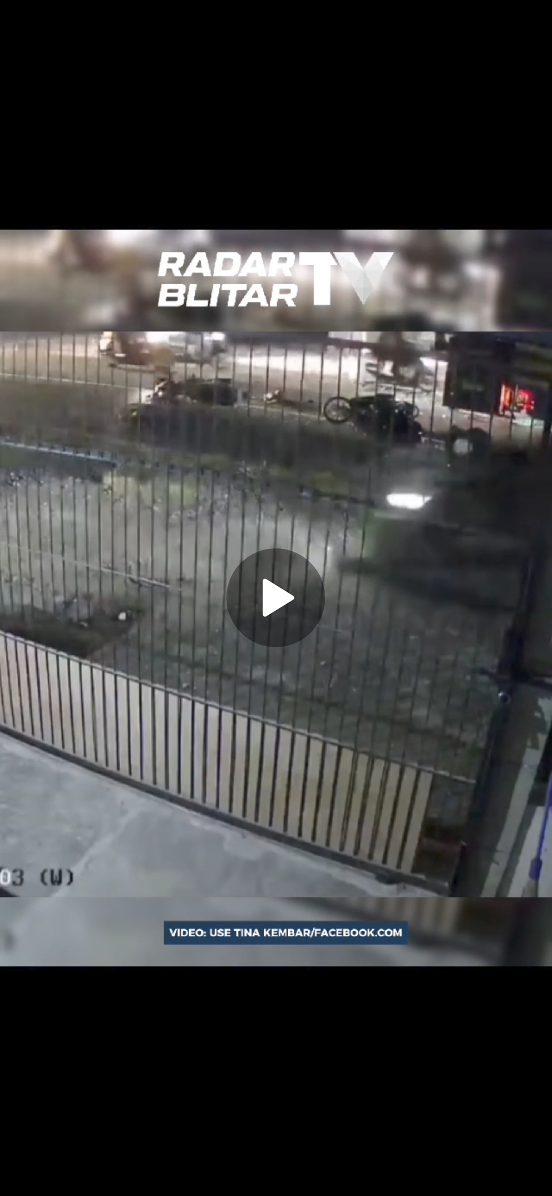 NAHAS: Tangkapan layar rekaman CCTV kecelakaan adu banteng di Jalan Raya Blitar-Malang.