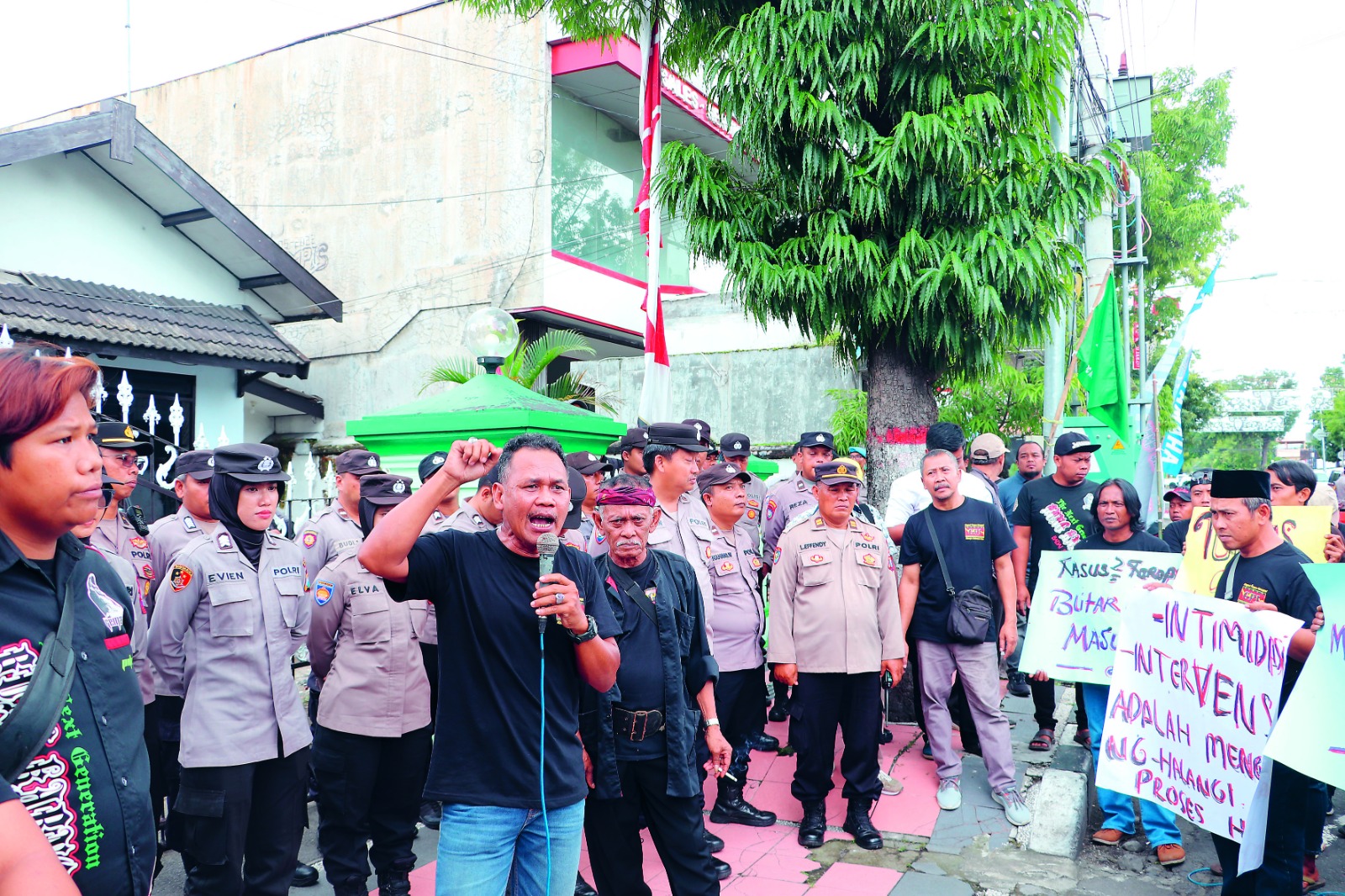 TEGAS: Koordinator GPI, Jaka Prasetya, melakukan orasi di depan kantor Kejaksaan Negeri Kabupaten Blitar, kemarin (13/1).