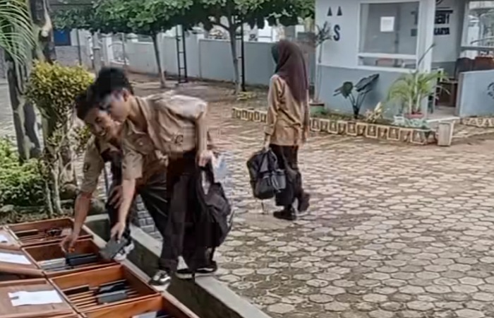 Siswa menyimpan HP pada tempat yang sudah disediakan sekolah