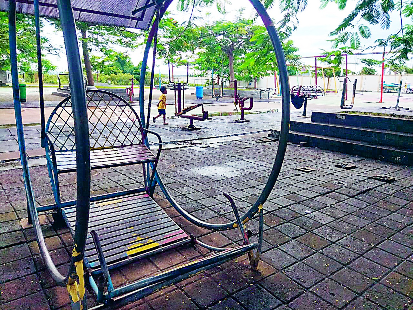 PRIHATIN: Ayunan yang sudah terlepas dan tidak bisa digunakan di Alun-Alun Kanigoro.
