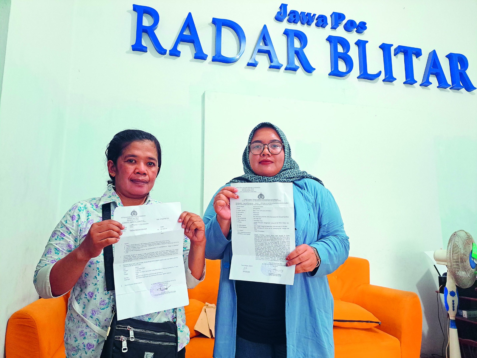 CURHAT: Titin Rahayu menunjukkan laporan polisi terkait dugaan kasus penipuan jual beli mobil yang dialaminya.