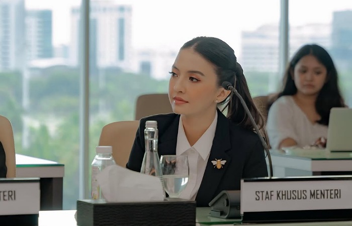 Potret Raline Shah duduk di deretan bangku para mentri di kementrian