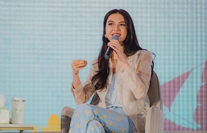 Potret Raline Shah menjadi pembicara di suatu acara