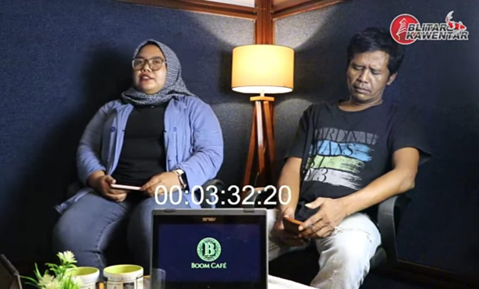 MINTA KEADILAN: Dua korban dugaan penipuan mobil, Titin Rahayu dan Budi saat menceritakan kronologi di Podcast Radar Blitar.