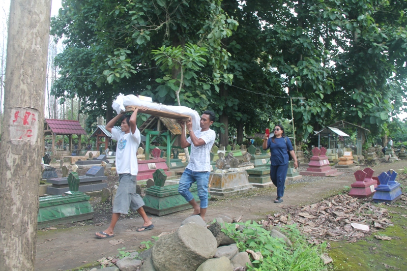BAHU-MEMBAHU: Warga dan ahli waris membopong jasad yang dibongkar dari makam lama ke makam baru di Desa Siraman, Kecamatan Kesamben, kabupaten Blitar.