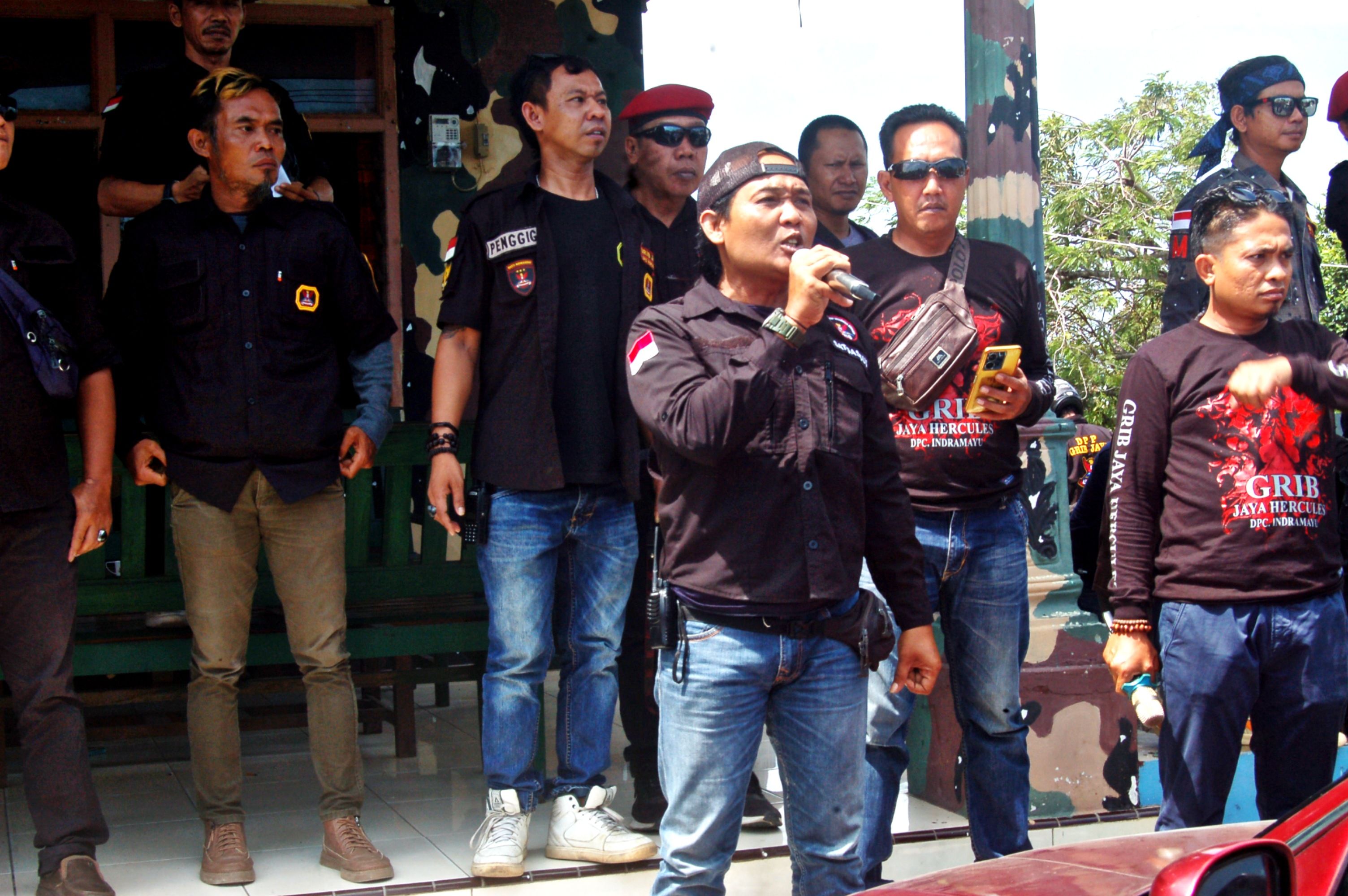 TEGANG: Aksi Memanas bentrokan ormas GRIB dan PP di Bandung pada 14 Januari 2025.