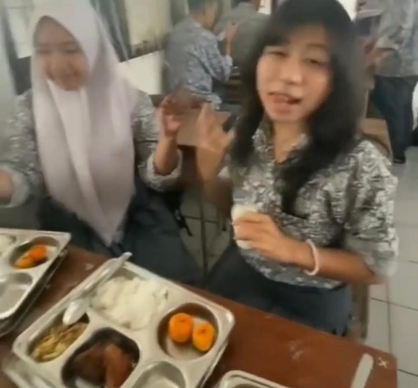 TANGKAPAN LAYAR: Reaksi siswi SMA di Jakarta saat menikmati Makan Bergizi Gratis (MBG) .