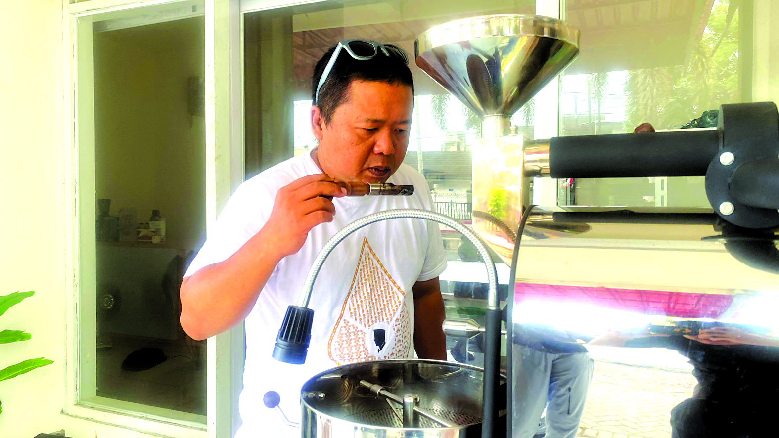 KREATIF: Ahrian Festyananda mencicipi kopi yang akan disajikan kepada konsumen.