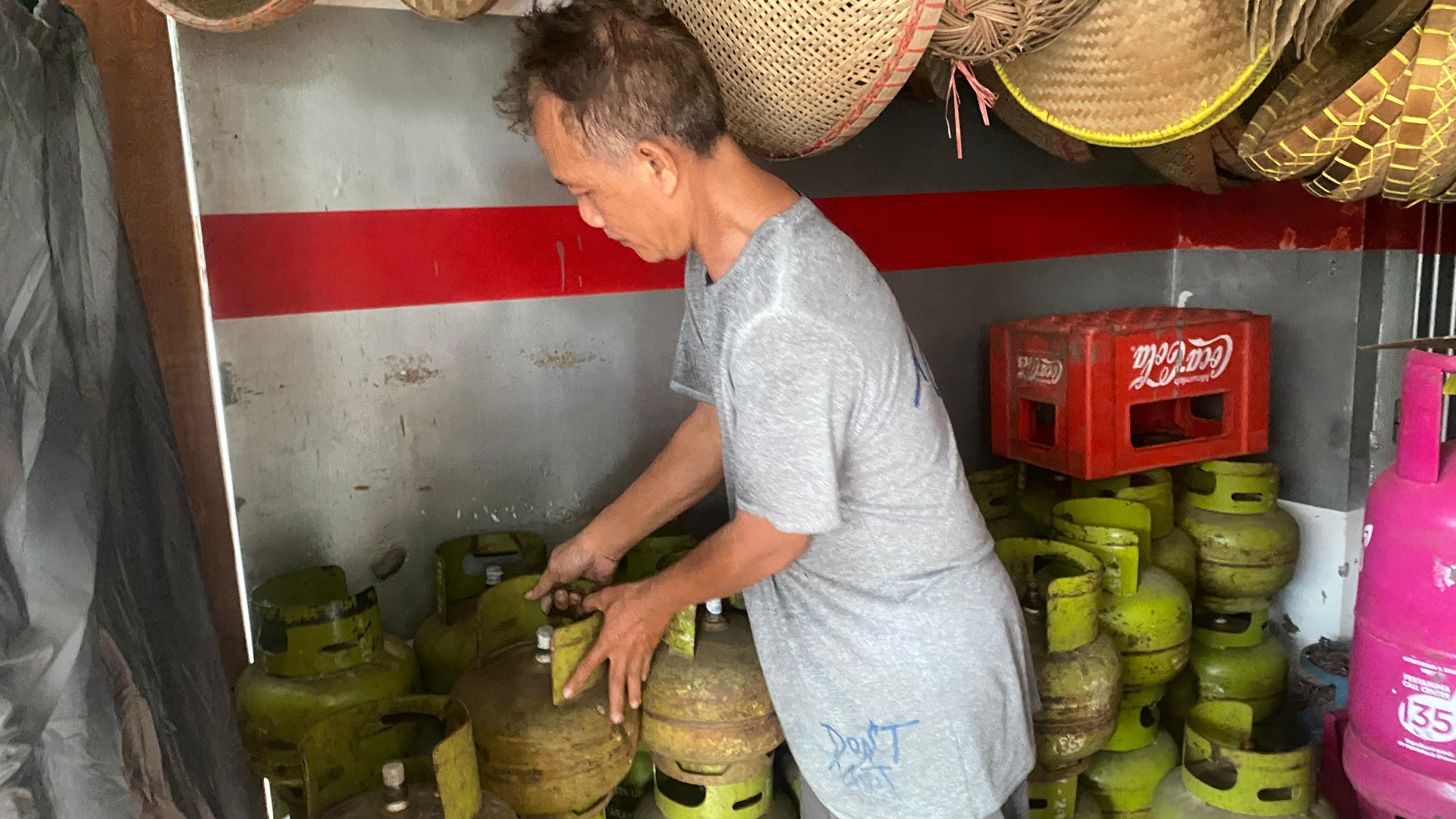 IKUTI ATURAN: Salah satu pedagang gas elpiji 3 kg atau gas melon di Kota Blitar.