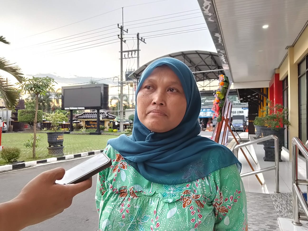 CARI KEADILAN: Anggota Panwascam Sukorejo, Khusnul Hidayati memberikan keterangan kepada awak media di Polres Blitar Kota.