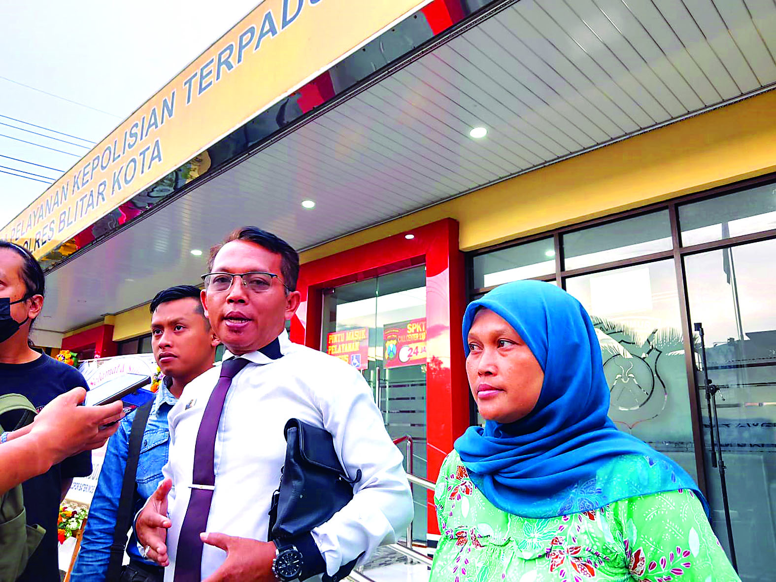 TERANCAM: Anggota Panwascam Sukorejo, Khusnul Hidayati (jilbab), didampingi penasihat hukum setelah melapor di Polres Blitar Kota.