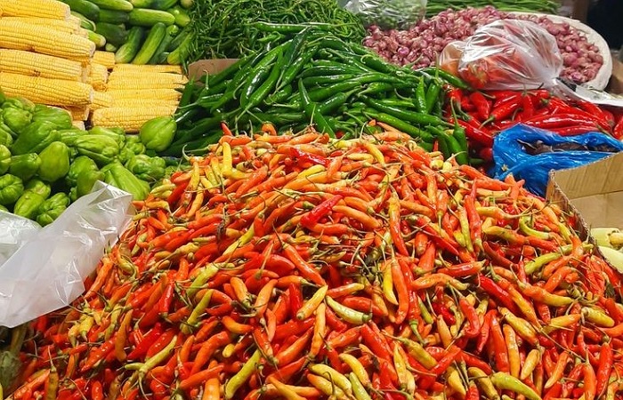 Potret cabai rawit dan sembako lainnya yang dijual di pasar