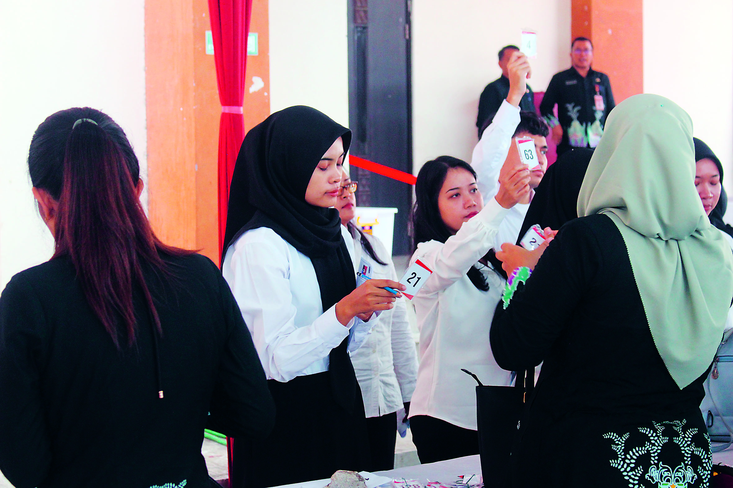 TERTIB: Petugas dari BKN mengecek badan peserta seleksi CPNS di Kota Blitar beberapa waktu lalu.