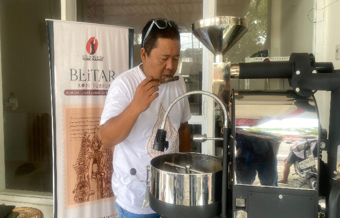 MENENANGKAN: Ahrian Festyananda mencicipi kopi hasil racikannya sendiri di rumahnya Kelurahan/Kecamatan Kepanjenkidul, Selasa (14/1).