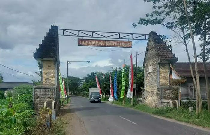 KUSAM: Kondisi tugu perbatasan antara Kabupaten Blitar dan Tulungagung di wilayah Kecamatan Wonodadi.