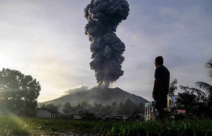 Potret dari seorang fotografer yang mengabadikan erupsi Gunung Ibu sedang megeluarkan abu vulkanik, pada Rabu, 15 Januari 2025