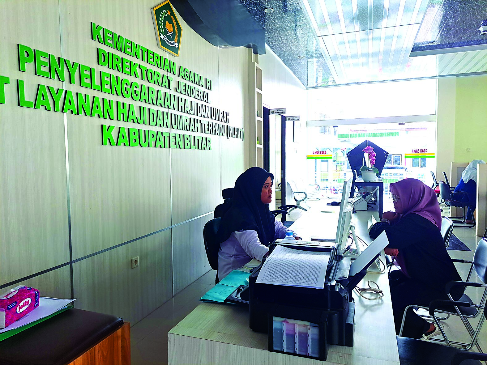 SIAP-SIAP: Petugas Kemenag Kabupaten Blitar melayani CJH menjelang cek kesehatan.