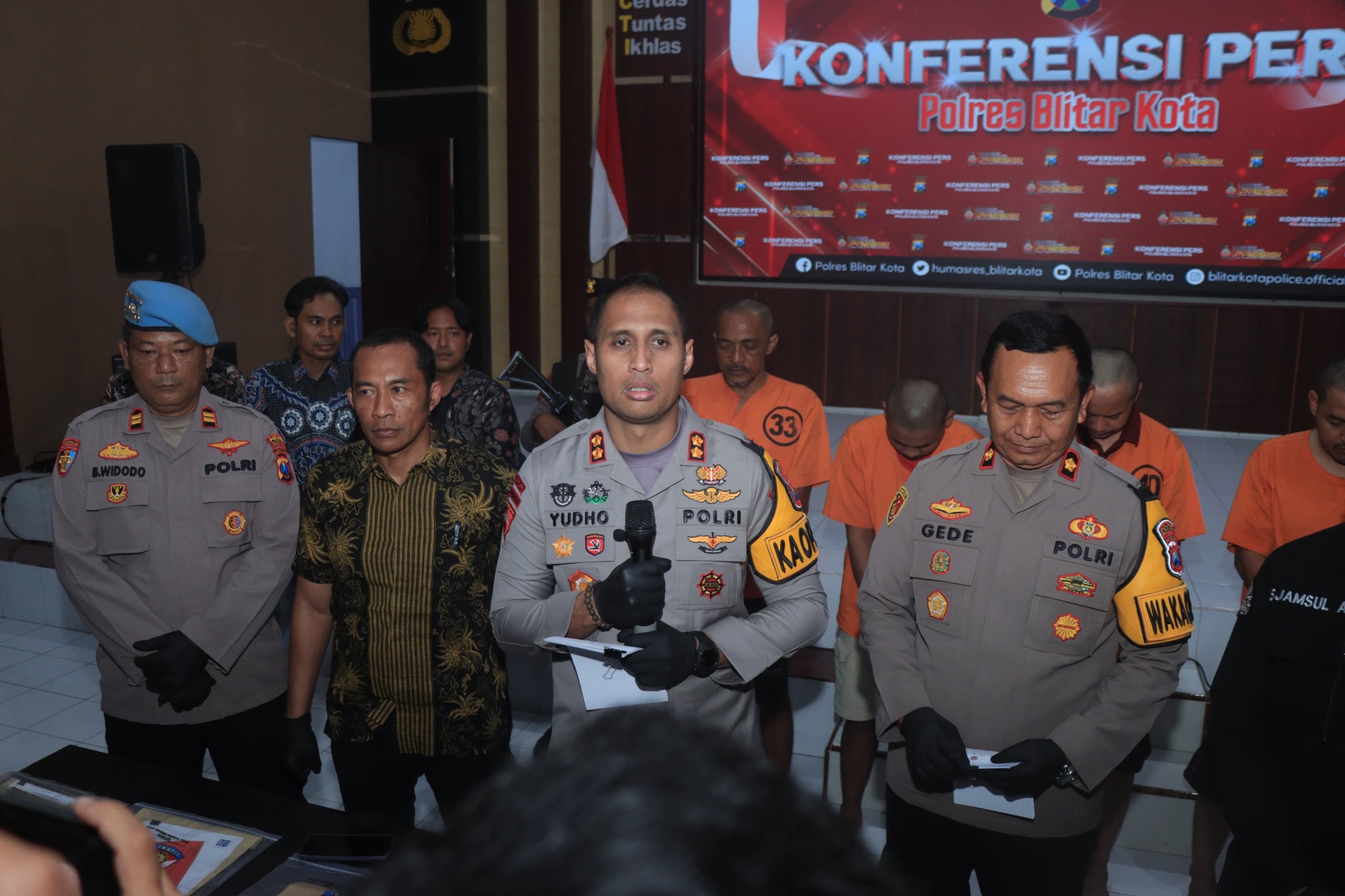 TAK BERKUTIK: Kapolres Blitar Kota AKBP Titus Yudho Uly memberikan keterangan hasil pengungkapan pencurian tabung gas melon di Kecamatan Sanankulon, Kabupaten Blitar.