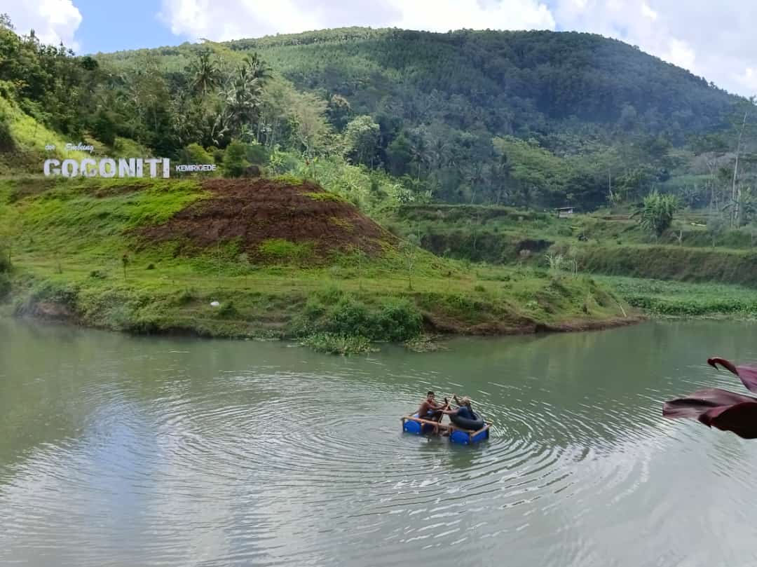 Embung Gogoniti Desa Kemirigede menyuguhkan suasana alam yang asri di antara perbukitan yang hijau.