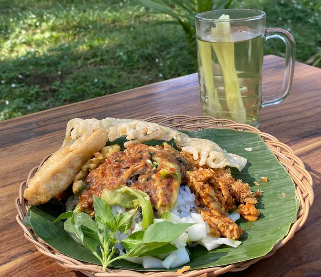 NIKMAT: Nasi Pecel yang menjadi menu andalan di warung tegal sengon di Kabupaten Blitar.
