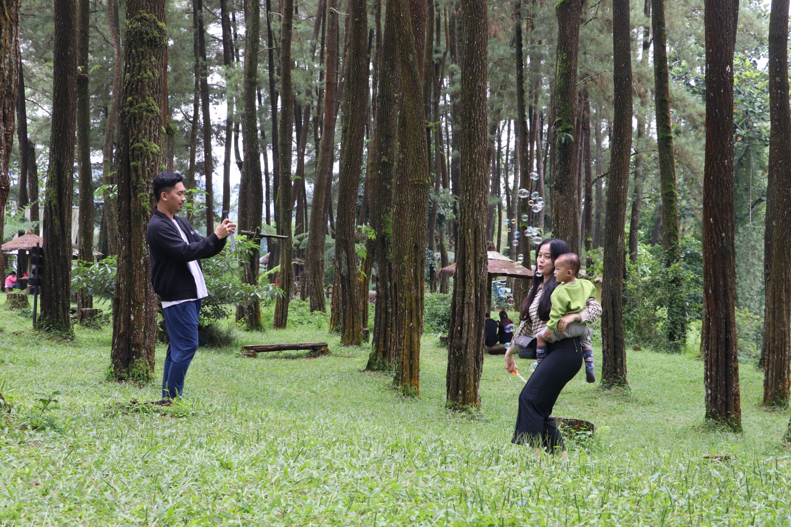 NYAMAN: Wisatawan asal Kecamatan Wlingi menikmati libur tahun baru di wisata alam Hutan Pinut Loji, Desa Tulungrejo, Kecamatan Gandusari.