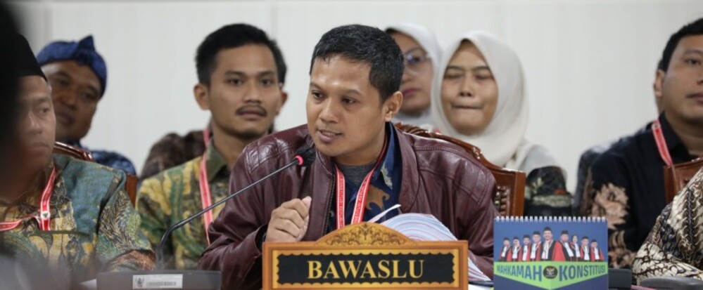 Ketua Bawaslu Kota Blitar, Roma Hadi Fitrianto menyampaikan keterangan di sidang MK pada Jumat (17/1/2025).