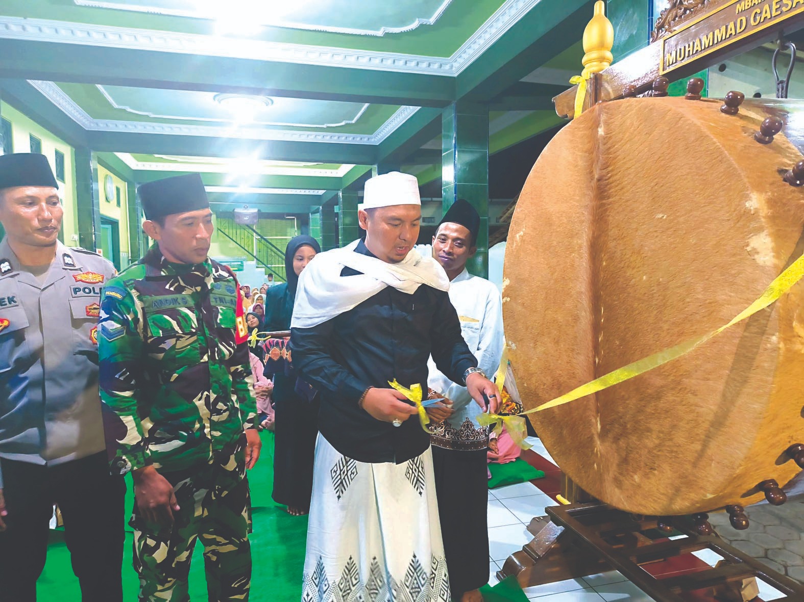 RELIJIUS: Lurah Klampok Muhammad Caesar Alfonso menggunting pita dimulainya pemanfaatan beduk di Masjid Moch. Fadlol pada Sabtu (18/1).