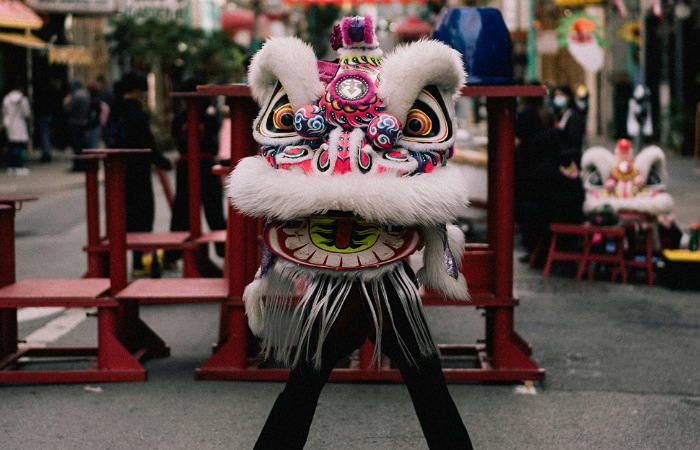 Pertunjukan Barongsai yang disaksikan banyak orang