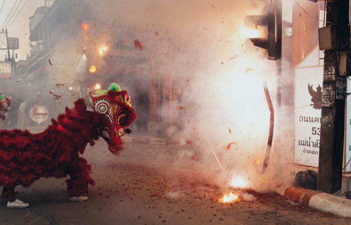 Pertunujkan Barongsai dan petasan saat perayaan Tahun Baru Imlek