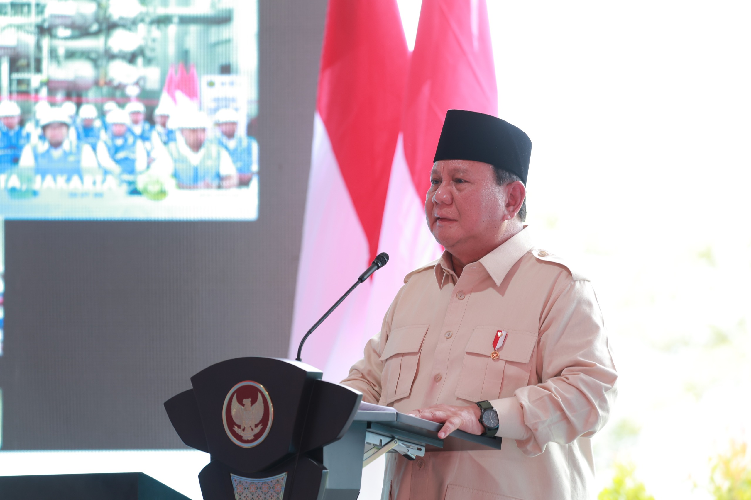 SUMBER ENERGI: Presiden RI Prabowo Subianto saat meresmikan Pembangkit Listrik Tenaga Air (PLTA) Jatigede di Kabupaten Sumedang, Jawa Barat, Senin (20/1/2025).